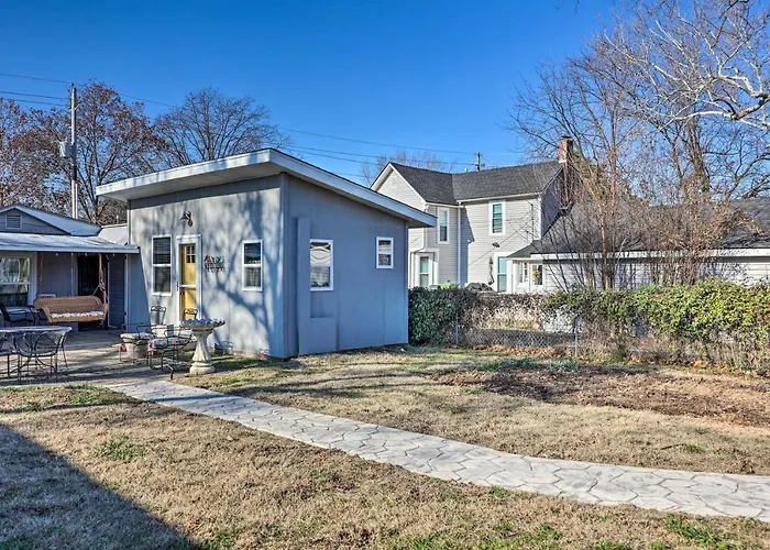 1 Mi To Dtwn Rogers: Convenient Getaway W/ Patio