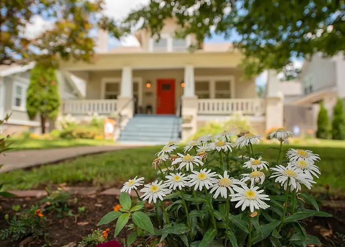 The Cherry St House|Dog Friendly |Sleeps 10 |Near Msu