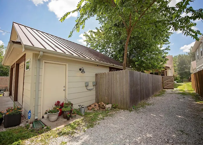 The Cherry St House|Dog Friendly |Sleeps 10 |Near Msu